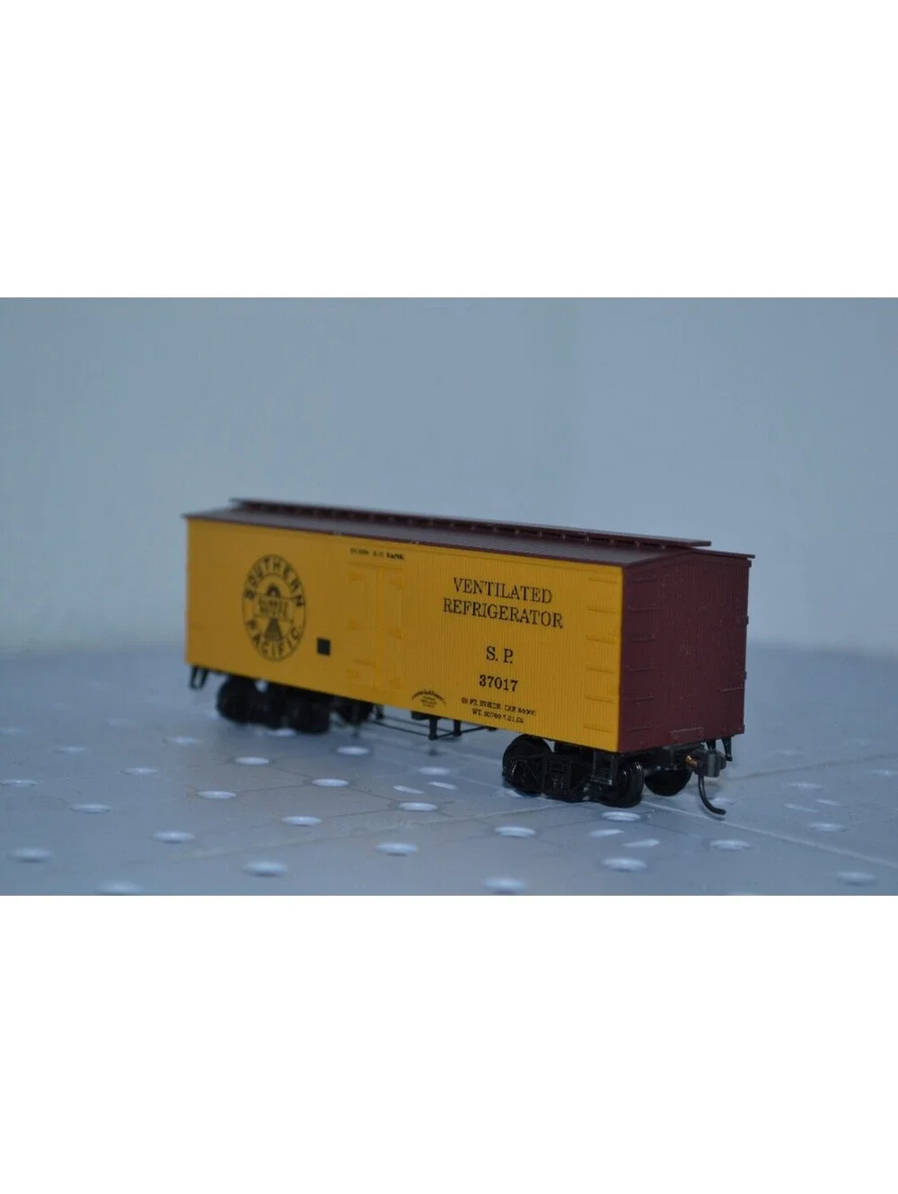 HO Scale Built Roundhouse? Southern Pacific 37017 Ventilated Refrigerator Reefer